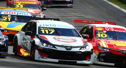 Piloto Toyota GAZOO Racing, Matías Rossi, durante disputa na primeira fila no autódromo José Carlos Pace, em São Paulo. Crédito: Luca Bassani