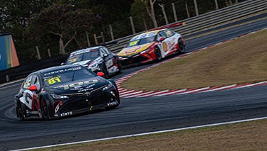 Enzo Elias garante segundo pódio seguido ao completar disputa na segunda posição. Felipe Baptista fecha top-3 e mantém liderança do campeonato Enzo Elias garante segundo pódio seguido ao completar disputa na segunda posição. Felipe Baptista fecha top-3 e mantém liderança do campeonato